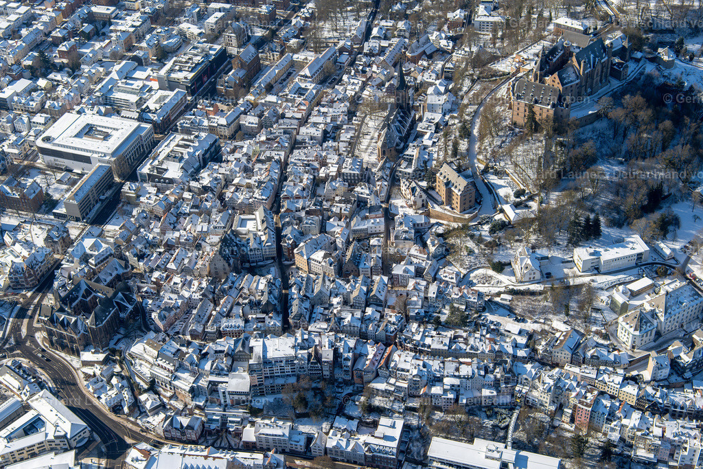 4043525 | MARBURG 13.02.2021 Winterlich schneebedeckte Stadtansicht vom Innenstadtbereich in Marburg im Bundesland Hessen, Deutschland. // Wintry snowy city view of the city area of in Marburg in the state Hesse, Germany. Foto: Gerhard Launer