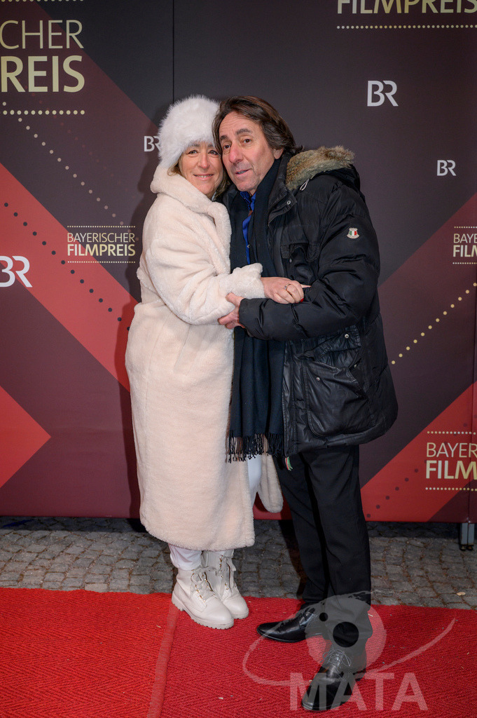 _DWI5416 | Dieter Landuris mit Ehefrau Natascha Landuris bei der Verleihung des 47. Bayerischen Filmpreises 2026  im Prinzregententheater. München, Deutschland. Der Bayerische Filmpreis wird seit 1979 von der Bayerischen Staatsregierung verliehen, um die Bedeutung des Kinofilms als Kulturgut herauszustellen - Realisiert mit Pictrs.com