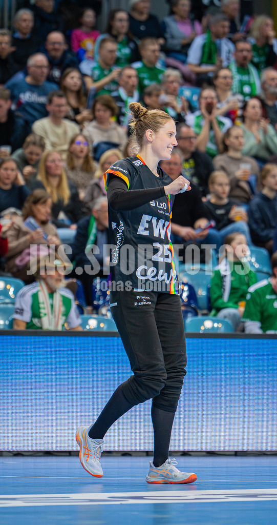 Handball I Frauen I Saison 2025-2026 I 1. HBF I 15. Spieltag I VFL Oldenburg - SV Union Halle-Neustadt 0070 | Madita Kohorst (25, VfL Oldenburg) - Realisiert mit Pictrs.com