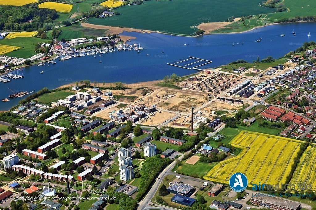 Luftbild Kappeln an der Schlei & Ellenberg | Ellenberg, Kappeln an der Schlei - Ellenberg (dänisch: Ellebjerg) ist ein Ortsteil der Stadt Kappeln im Kreis Schleswig-Flensburg, Schleswig-Holstein, direkt an der westlich verlaufenden Schlei gelegen. Der Ort wurde erstmals 1450 schriftlich erwähnt und liegt östlich der Kernstadt Kappeln. Der Name stammt vermutlich von „Ellern“ (Erlen), da der Ort ursprünglich an einem feuchten Hang mit Schwarzerlen (Alnus glutinosa) lag