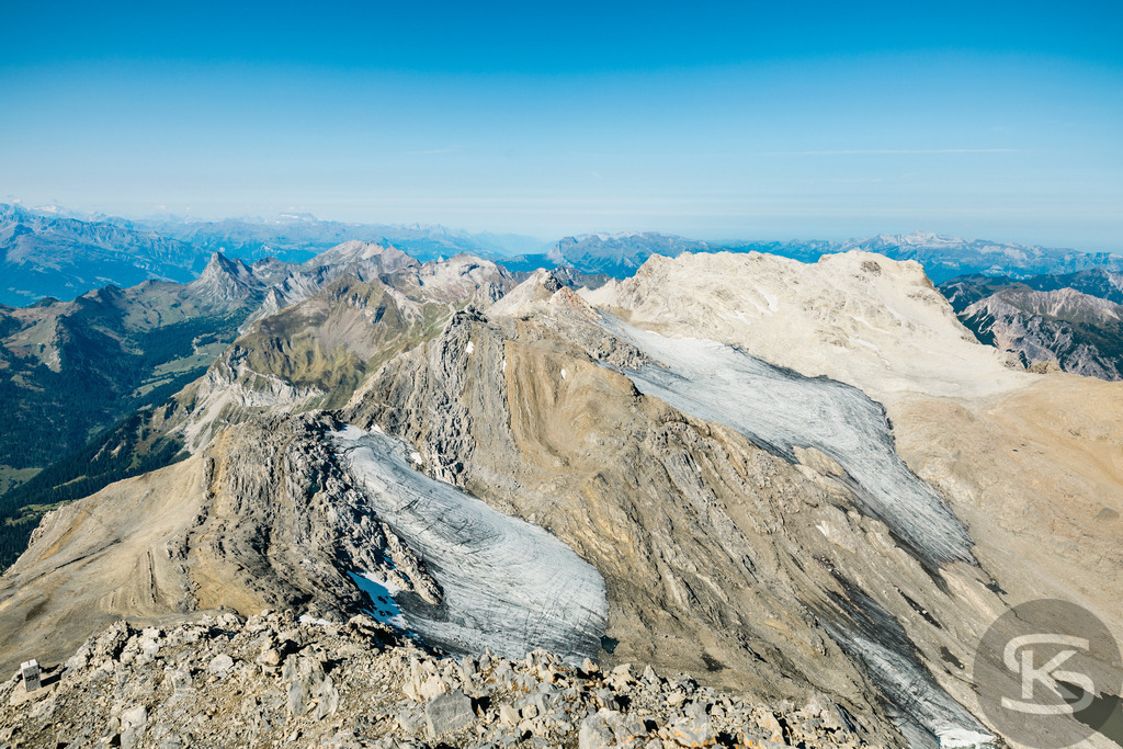Blick vom Gipfel der Schesaplana - Rätikon Gebirgsmassiv Vorarlberg, Graubünden | Atemberaubendes Gipfelpanorama von der Schesaplana (2.965 m) mit Blick auf den schwindenden Brandnergletscher im Vorarlberger Rätikon – eine eindrucksvolle Landschaftsaufnahme zwischen Ewigkeit und Wandel. - Realisiert mit Pictrs.com