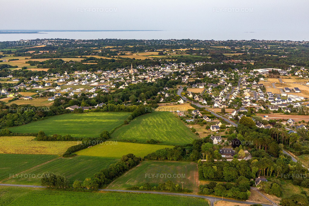 Aerial view: View of the town in Plobannalec-Lesconil in the state Finistere, France. – Photo: IMG_132699.jpg taken on 06/17/2022 by Werner Riehm/FLY-FOTO.com – Resolution of the original: 5364 x 3576 px