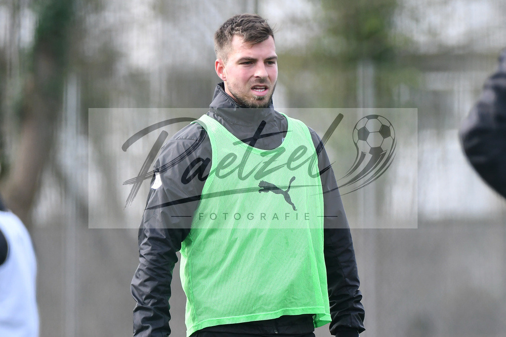 20200302_TRAOSN_0049 | Fussball, Herren: Kevin Wolze (VfL Osnabrueck) schaut waehrend der Trainingseinheit des VfL Osnabrueck im Sportpark Illoshoehe am 02.03.2020 in Osnabrueck, Deutschland. - Realisiert mit Pictrs.com