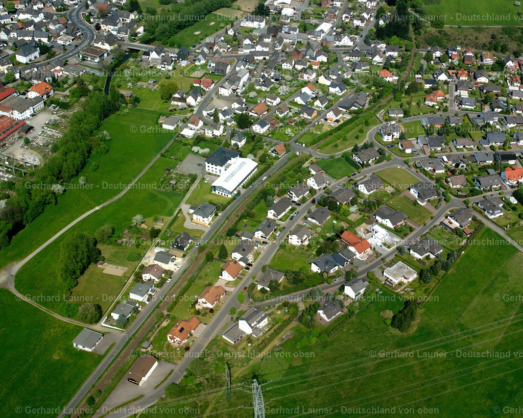 2610364 | BICKEN 09.06.2006 Ortsansicht der Straßen und Häuser der Wohngebiete in Bicken im Bundesland Hessen, Deutschland // Town View of the streets and houses of the residential areas in Bicken in the state Hesse, Germany Foto: Gerhard Launer