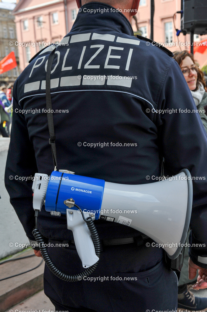 Deutschland_ Baden-Wuerttemberg_ Karlsruhe_ 16.02.2025-8 | 16.02.2025, Deutschland, GER, Baden-Wuerttemberg, Karlsruhe im Bild Themenbild, Stadtansichten, Polizei, Einsatzkraefte, Beamter, Polizist, Megaphon, Ueberwachung, Executive, Logo, Schriftzug