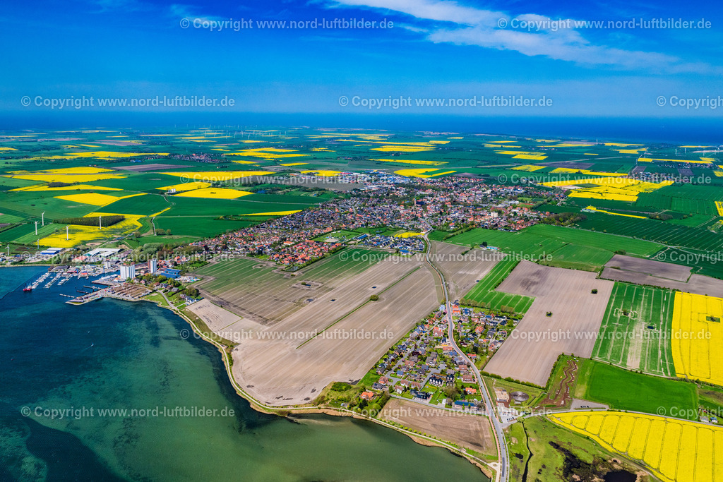 Fehmarn_Burg_auf_Fehmarn_ELS_5637010524 | BURG AUF FEHMARN 01.05.2024 Ortsansicht an der Meeres-Küste der Ostsee in Burg auf Fehmarn im Bundesland Schleswig-Holstein. // Townscape on the seacoast of Baltic Sea in Burg auf Fehmarn in the state Schleswig-Holstein. Foto: Martin Elsen