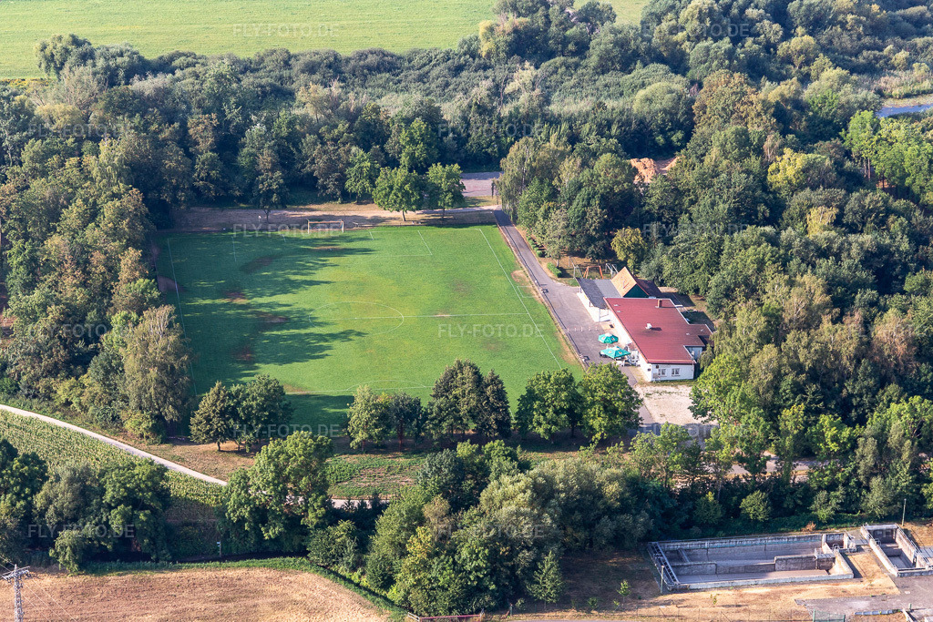 Luftbild: FC Viktoria 1920 eV in Neupotz im Bundesland Rheinland-Pfalz in Deutschland. Foto: IMG_122176.jpg vom 11.08.2020 durch Werner Riehm/FLY-FOTO.de