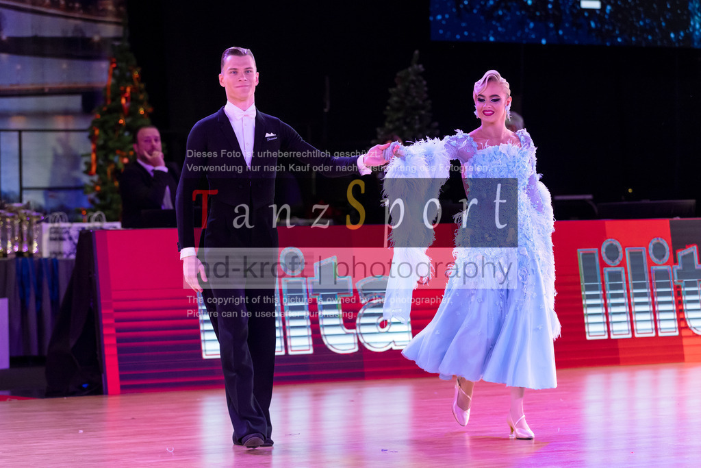 20241215_WDSF_Int_Open_Std-Riga-9753 | Tanzsportbilder, Standardtanz, Lateintanz, WDSF, DTV, LTVB, dancecomp, goc, hessen tanzt, blaues band der spree, walzer, tango, wiener walzer, slowfox, quickstepp, samba, rumba, cha-cha-cha, paso doble. jive, hd-kroft photography, turniertanzsport