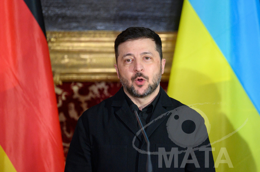 _DWI5260 | Politiker Wolodymyr Selenskyj, Präsident der Ukraine, iwährend eines Pressestatements in der Münchner Residenz vor der Verleihung des Ewald-von-Kleist-Preises.Der diesjährige Ewald-von-Kleist-Preis wird am Rande der Münchner Sicherheitskonferenz 2026 an das ukrainische Volk vergeben. München, 14.02.2026 Bayern Deutschland - Realisiert mit Pictrs.com