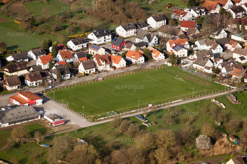 Luftbild: Sportplatz im Ortsteil Illingen in Elchesheim-Illingen im Bundesland Baden-Württemberg in Deutschland. Foto: IMG_25561.jpg vom 02.04.2010 durch Werner Riehm/FLY-FOTO.de