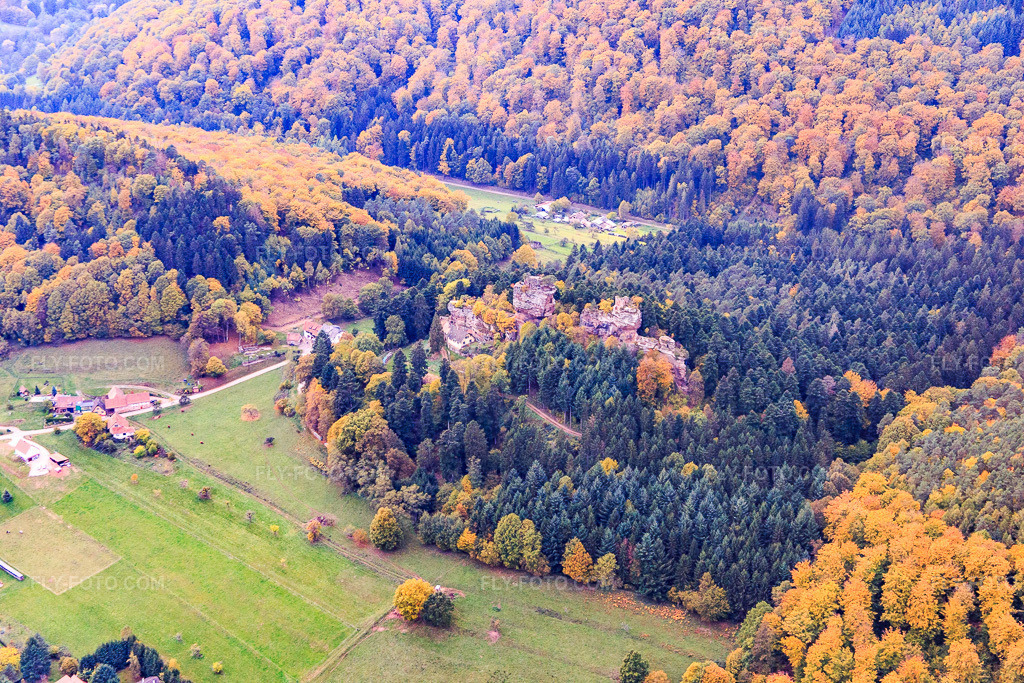 Aerial view: Château du Vieux-Windstein in Windstein in the state Bas-Rhin, France. – Photo: IMG_084634.jpg taken on 10/23/2015 by Werner Riehm/FLY-FOTO.com – Resolution of the original: 5472 x 3648 px – Le château du Vieux-Windstein - Châteaux Forts Alsace