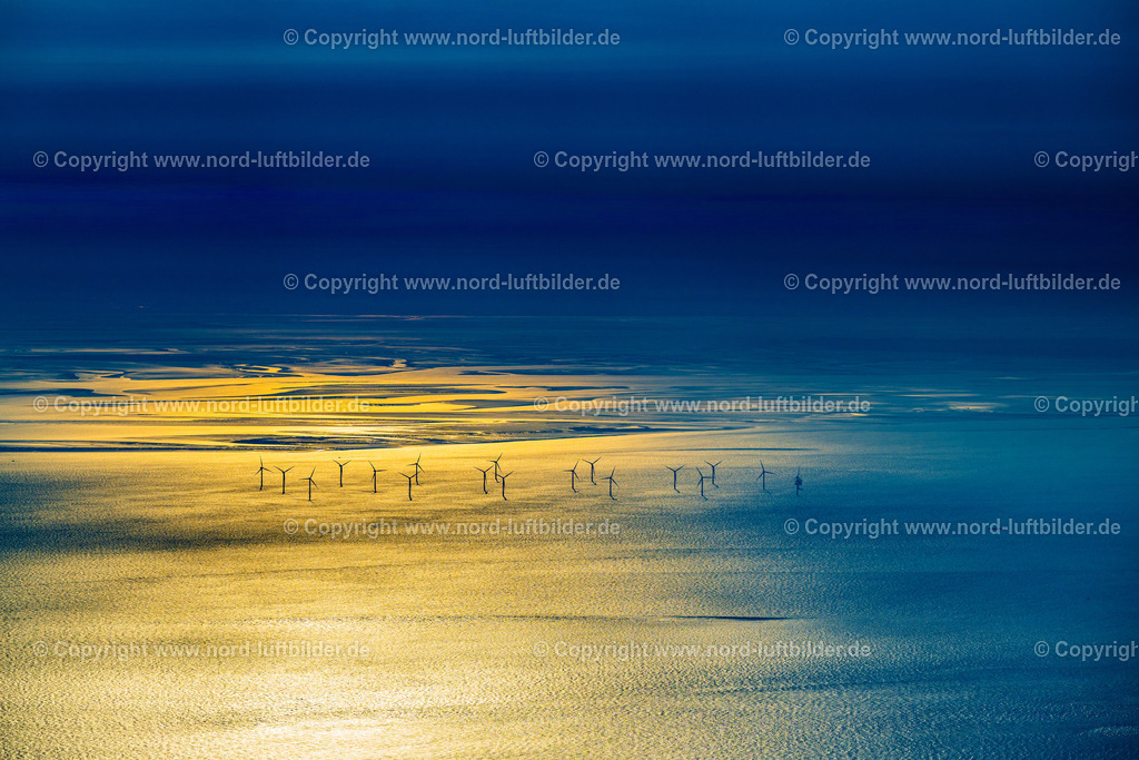 Windpark_Nordergründe_ELS_4605190523 | NORDERGRüNDE 19.05.2023 Offshore- Windpark im Sonnenaufgang auf der Wasseroberfläche der Nordsee in Nordergründe im Bundesland Niedersachsen, Deutschland. Weiterführende Informationen bei: AMBAU Industrieservice GmbH,  Bilfinger Engineering &amp; Technologies GmbH,  Gothaer Versicherungsbank VVaG,  wpd AG. // Wind turbines of the offshore wind farm on the water surface of North Sea in Nordergruende in the state Lower Saxony, Germany. Further information at: AMBAU Industrieservice GmbH,  Bilfinger Engineering &amp; Technologies GmbH,  Gothaer Versicherungsbank VVaG,  wpd AG. Foto: Martin Elsen