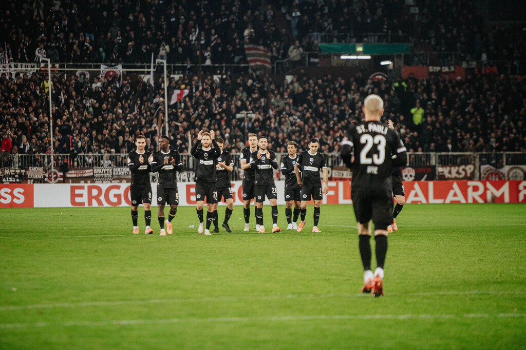 IMG_0846 | Der offizielle Shop für FC St. Pauli Fotos. Wähle aus Spielszenen & Fanmomenten dein FCSP Wunschformat. Wir liefern Millerntor-Atmosphäre.