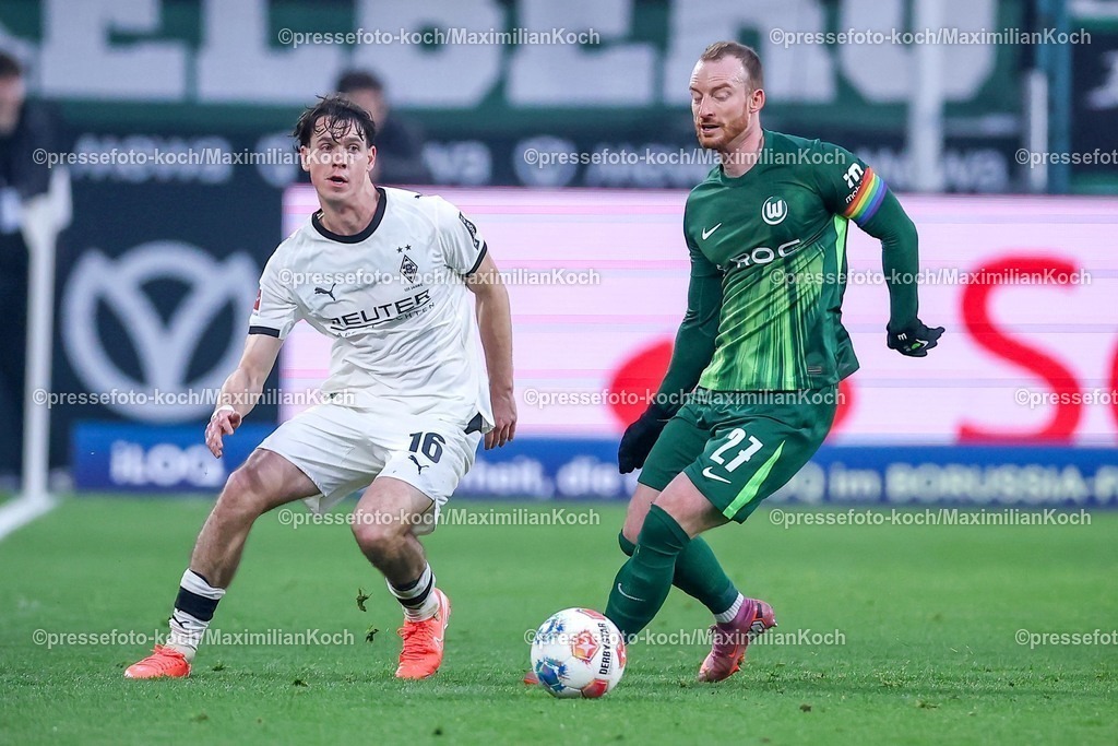 BMG13122501049 | 13.12.2025, Fußball, Borussia Mönchengladbach - VfL Wolfsburg, 1. Fußball Bundesliga, 14.Spieltag, Borussia-Park, Saison 2025 2026: Philipp Sander&nbsp;(Borussia Mönchengladbach #16) im Zweikampf gegen  Maximilian Arnold&nbsp;(VfL Wolfsburg #27)  DFB regulations prohibit any use of photographs as image sequences and or quasi-video.