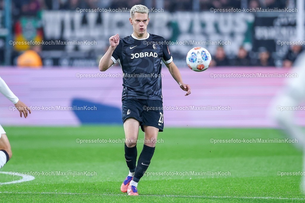 BMG05102501047 | 05.10.2025, Fußball, Borussia Mönchengladbach - SC Freiburg, 1. Fußball Bundesliga, Borussia-Park, Saison 2025 2026: Matthias Ginter&nbsp;(SC Freiburg #28) DFB regulations prohibit any use of photographs as image sequences and or quasi-video.