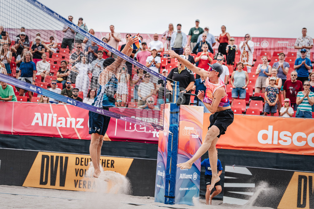 Beachvolleyball | Männer | Allianz German Beach Tour 2024 | Tourstop Kühlungsborn 2 | 16.08.2024 | rechts Robin Sowa beim Angriff gegen link Yannik Ahr