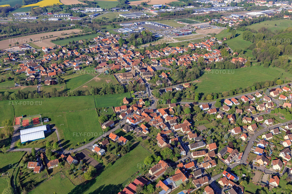 Vue aérienne: Vue de la ville depuis le nord-est à le quartier Altenstadt in Wissembourg dans le département Bas Rhin, France – .Photo: IMG_099275.jpg prise le 30/04/2017 par Werner Riehm/FLY-FOTO.eu – Résolution de l'original: 5472 x 3648 px