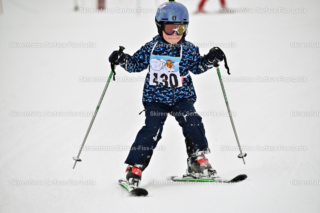 SRF_20.02.2026_0223 | Skirennfotos,Serfaus,Fiss,Ladis,Kinderskirennen,Winter,Tirol,Oberland,skirace,SFL,feelfree,weil wir's genießen,ski,Ski,skifahren,Sonnenplateau, - Realisiert mit Pictrs.com