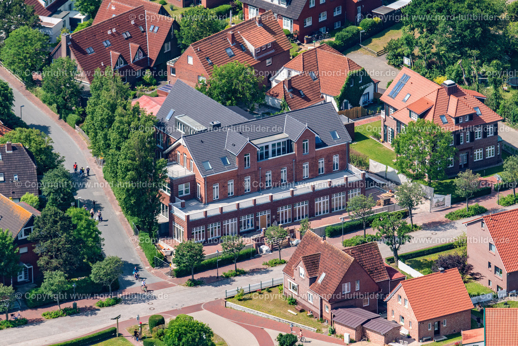 Langeoog_ELS_1283250622 | LANGEOOG 25.06.2022 Ferienhaus Anlage " Lüttjeod Apartmentvilla " in Langeoog auf der Insel Langeoog im Bundesland Niedersachsen, Deutschland. // Holiday house plant of the park " Luettjeod Apartmentvilla " in Langeoog on island Langeoog in the state Lower Saxony, Germany. Foto: Martin Elsen