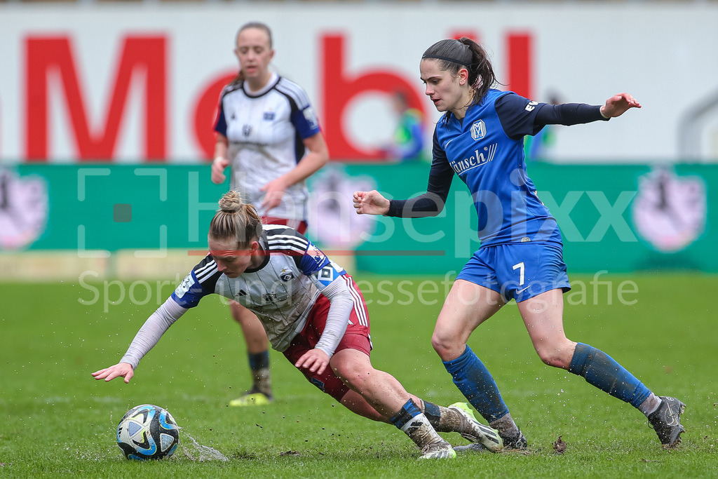 Fussball, 2. Frauen-Bundesliga, SV Meppen - Hamburger SV | v.li.: Sarah Stöckmann (Hamburger SV, 22) und Marie Bleil (SV Meppen, 7) im Zweikampf, Duell, Dynamik, Aktion, Action, Spielszene, DIE DFB-RICHTLINIEN UNTERSAGEN JEGLICHE NUTZUNG VON FOTOS ALS SEQUENZBILDER UND/ODER VIDEOÄHNLICHE FOTOSTRECKEN. DFB REGULATIONS PROHIBIT ANY USE OF PHOTOGRAPHS AS IMAGE SEQUENCES AND/OR QUASI-VIDEO.