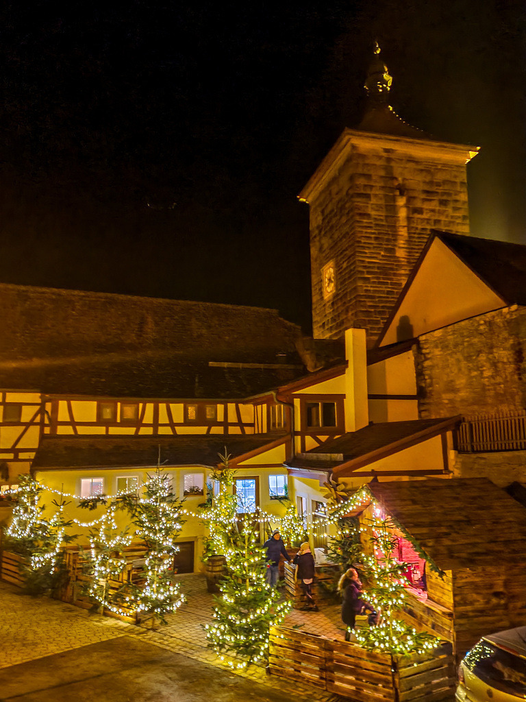 20221127_191554 (1) | Rothenburg ob der Tauber. Nur hier gibt es Exklusive und passend zur Jahreszeit Ihr Wandbild, T-Shirt, Tasse und alles was das Rothenburg Herz begehrt. - Realisiert mit Pictrs.com