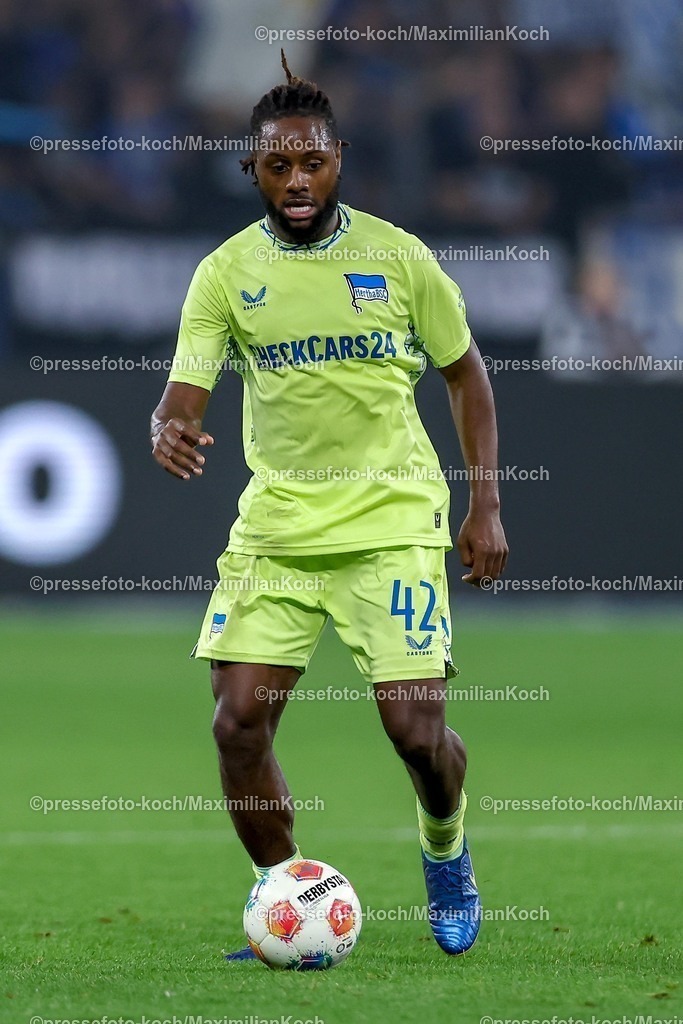S0401082501094 | 01.08.2025, Fußball, FC Schalke 04 - Hertha BSC, 1.Spieltag, 2. Fußball Bundesliga, Veltins-Arena Gelsenkirchen, Saison 2025 2026: Deyovaisio Zeefuik (Hertha BSC #42) DFB regulations prohibit any use of photographs as image sequences and or quasi-video.