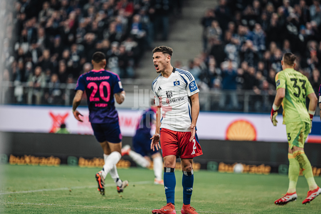 Fußball | Männer | Saison 2024/2025 | 2. Fußball-Bundesliga | 25. Spieltag | Hamburger SV vs. Fortuna Düsseldorf | 08.03.2025 | William Mikelbrencis (#2, HSV) ärgert sich