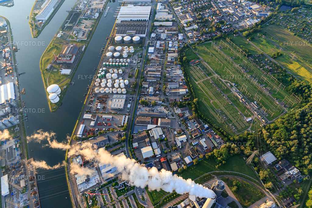 Luftbild: Rheinhafen mit Oiltanking Deutschland GmbH & Co. KG im Ortsteil Mühlburg in Karlsruhe im Bundesland Baden-Württemberg in Deutschland. Foto: IMG_114317.jpg vom 30.05.2019 durch Werner Riehm/FLY-FOTO.deSuche
