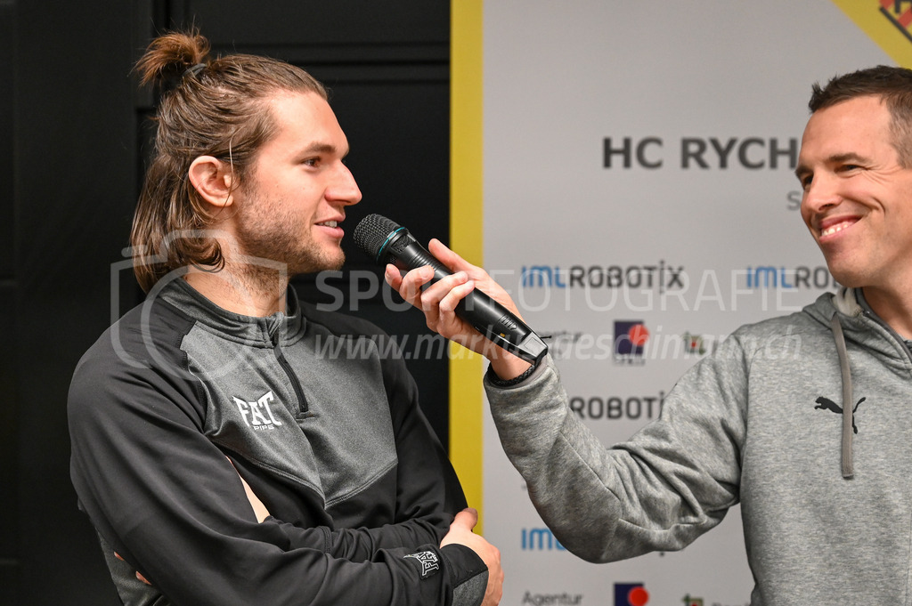 HC Rychenberg vs Floorball Köniz - 18. Dezember 2022 | HC Rychenberg vs Floorball Köniz
AXA Arena, Winterthur
Manuel Engel (#93 Floorball Köniz) beim Interview mit Sam Wille.
Bild: Sportfotografie Markus Aeschimann | www.markus-aeschimann.ch - Realisiert mit Pictrs.com