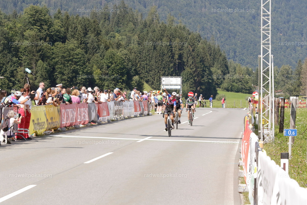1046_20230817_Bewerb_Maenner_Muehlanger | AUT - OESTERREICH, 2023-08-16: SPORT RENNRAD-FAHREN - 55. INTERNATIONALER RADWELTPOKAL IN ST. JOHANN IN TIROL  - Vintage-Radrennen mit WM-Bronze-Medaillen-Siegerin Christina Schweinberger, den Teilnehmer und Alexander Baumann (vom Orginastions-Team) - TAG 2 BEWERB MAENNER IN SECHS GRUPPEN  ; Foto: Roland Muehlanger