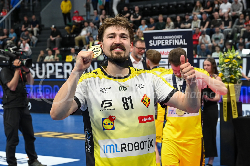 Zug United - HC Rychenberg - 25. April 2026 | Tim Aeschimann (#81 HC Rychenberg Winterthur) mit seiner Goldmedaille am L-UPL Superfinal-Spiel zwischen Zug United und HC Rychenberg am 25. April 2026 in der BCF Arena, Fribourg, Schweiz.Bild: Sportfotografie Markus Aeschimann | www.markus-aeschimann.ch - Realisiert mit Pictrs.com