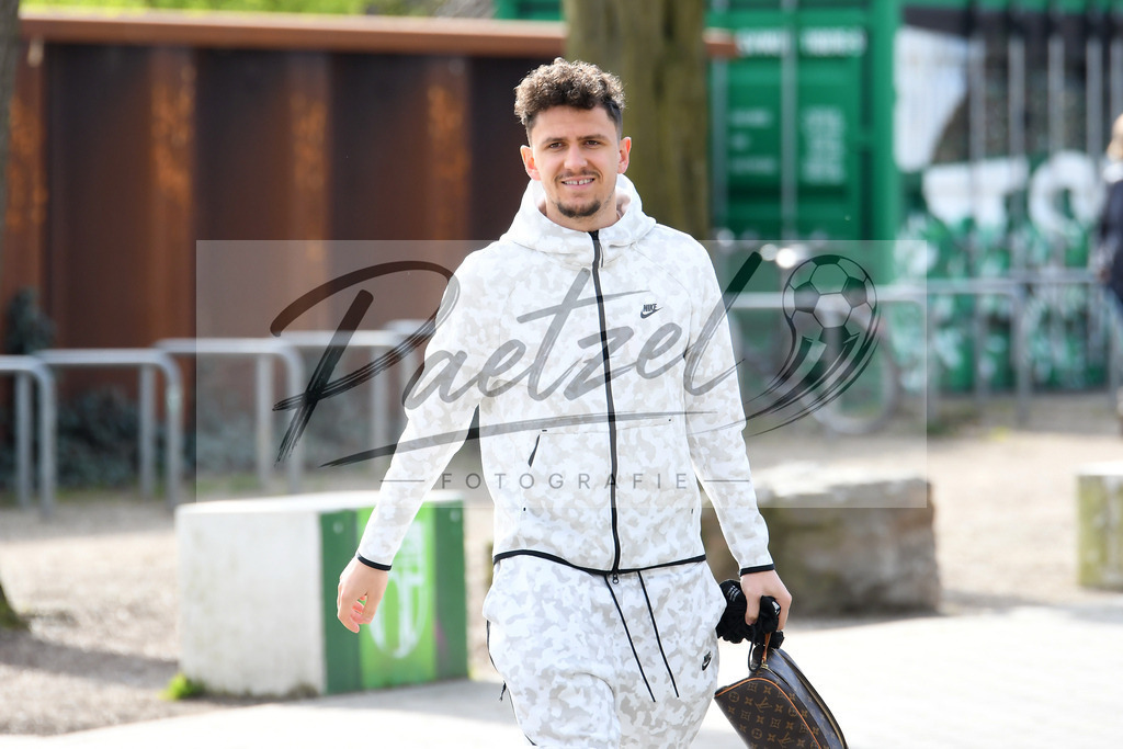 20200318_TRASVW_0077 | Fussball, Herren: Milos Veljkovic (Werder Bremen) schaut auf dem Weg zum Leistungstest im wohninvest Weserstadion am 18.03.2020 in Bremen, Deutschland. - Realisiert mit Pictrs.com