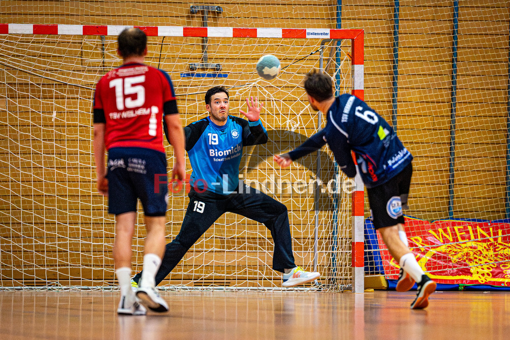 TSV Weiheim gegen TSV Herrsching II | Handball Bezirksoberliga Herren 2025/26, TSV Weiheim gegen TSV Herrsching II, 20251025,Torwart in Aktion, 7m,2025-10-25 in Weilheim (Jahnhalle)Andreas BÖHM (TSV Weilheim 19), Sebastian KETTERER (TSV Herrsching II 6)Copyright: WolfgangxLindner
