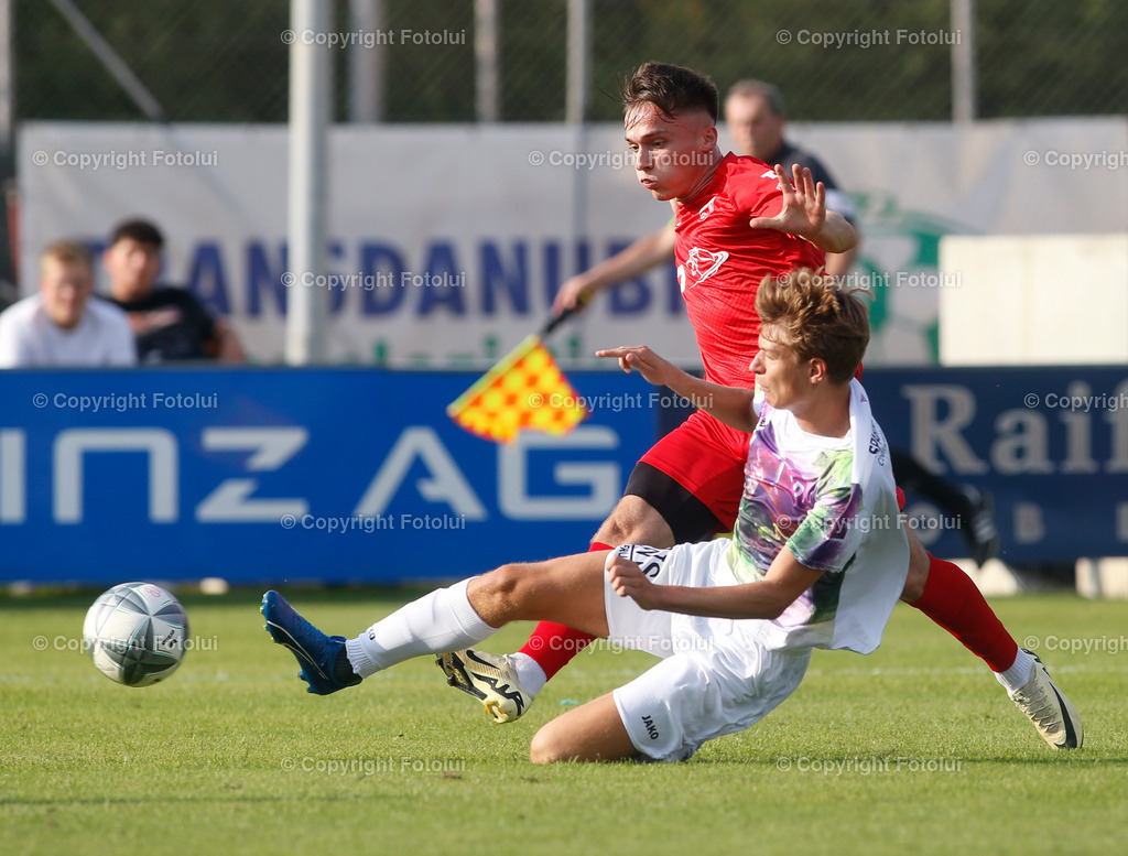 A_LUI_170824_24 | SPORT FUSSBALL LL-OST ASKOE OEDT 1B-ADMIRA LINZ 17.08.2024  IM BILD:  KHAMZAT CHAKAYEV (OEDT) UND  MORITZ GUENTHER (ADMIRA LINZ) FOTO:  FOTOLUI