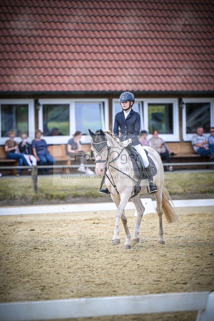 DOS_8813 | Entdecke hochwertige Reitturnierfotos von Foto Oger. Professionell, emotional und authentisch – jetzt Lieblingsmomente im Shop bestellen. - Realisiert mit Pictrs.com