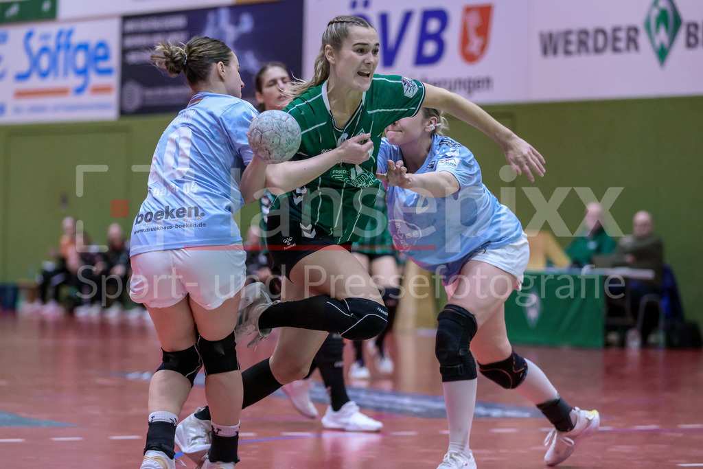 Handball, 2. Bundesliga Frauen, SV Werder Bremen - Bayer 04 Leverkusen | v.li.: Sophia Cormann (Bayer 04 Leverkusen, 10), Luca Schumacher (SV Werder Bremen, 9) am Ball und Annika Ingenpaß (Bayer 04 Leverkusen, 2) im Zweikampf, Duell, Spielszene, Aktion, Action