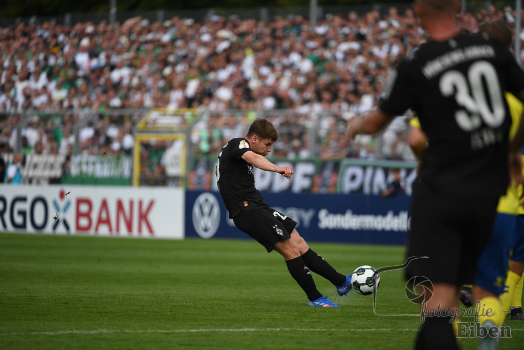 SV Atlas-Delmenhorst-Borussia Mönchengladbach | DFB-Pokal 1. Runde;SV Atlas Delmenhorst (gelb)-Borussia Mönchengladbach (schwarz) am 17.08.2025 in Oldenburg (Marschweg-Stadion), Photo: Philip Eiben 2025 - Realisiert mit Pictrs.com