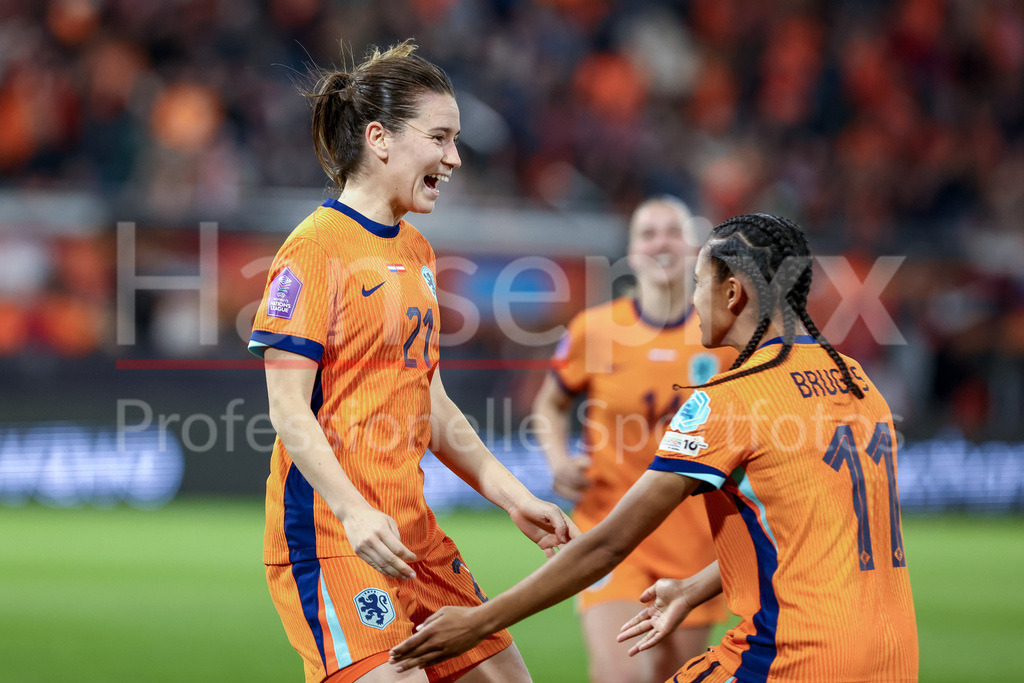 Fussball, UEFA Women s Nations League, Deutschland - Österreich | v.li.: Damaris Egurrola (Niederlande, 21) und Esmee Brugts (Niederlande, 11) mit Torjubel, Jubel, jubeln, jubelt, optimistisch, Spielszene, Highlight, Freude über das Tor zum 2:0