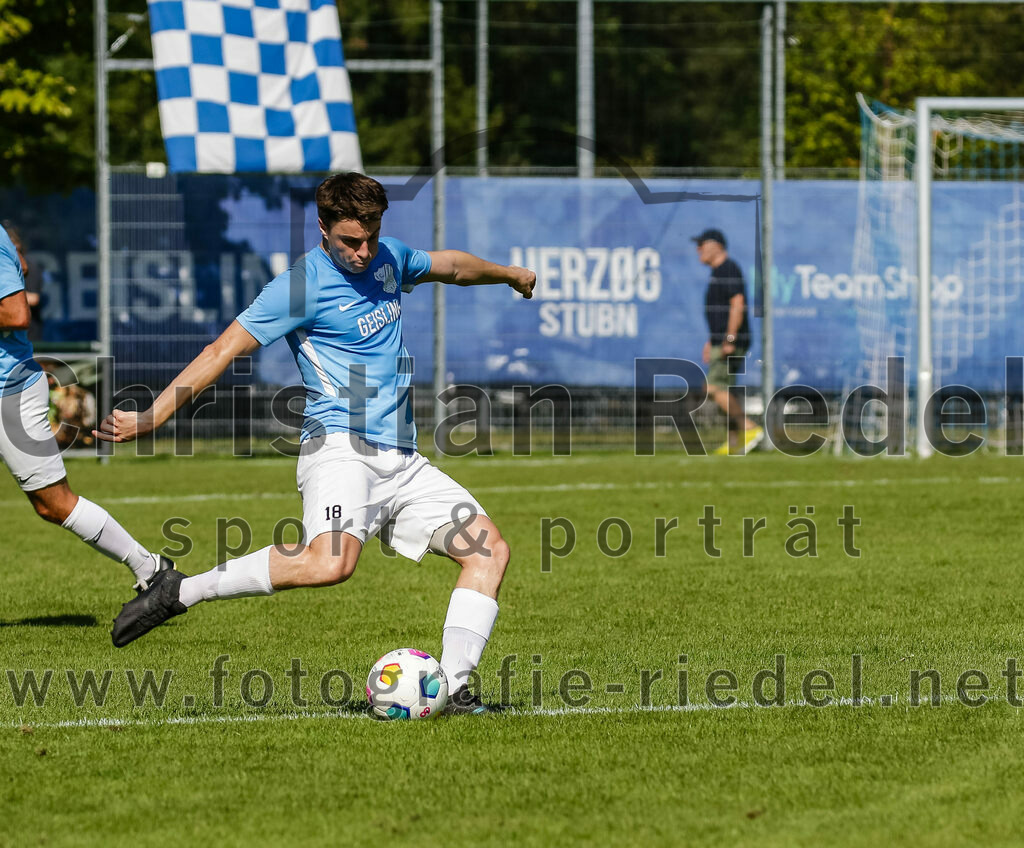 2023-09-16_094_FC_Langengeisling_gegen_TSV_Dorfen | Erding, Deutschland, 16.09.2023:
Fußball, Bezirksliga Oberbayern Ost 2023 / 2024, 9. Spieltag, FC Langengeisling gegen TSV Dorfen, Endergebnis: 3:1

Paul Bucher (FC Langengeisling, #18)

Foto: Christian Riedel / fotografie-riedel.net