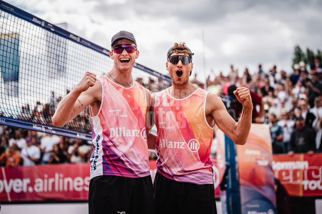 Beachvolleyball | Männer | Allianz German Beach Tour 2025 | Tourstop Berlin | 24.08.2025 | v.l. Philipp Huster und Max Just jubeln nach dem Sieg