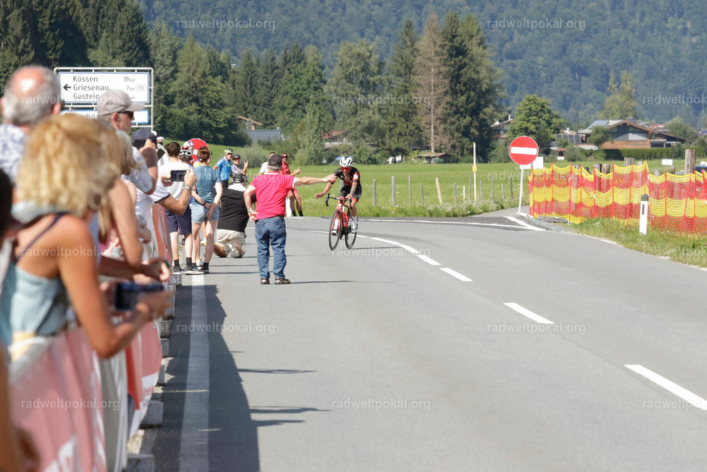 1197_20230817_Bewerb_Maenner_Muehlanger | AUT - OESTERREICH, 2023-08-16: SPORT RENNRAD-FAHREN - 55. INTERNATIONALER RADWELTPOKAL IN ST. JOHANN IN TIROL  - Vintage-Radrennen mit WM-Bronze-Medaillen-Siegerin Christina Schweinberger, den Teilnehmer und Alexander Baumann (vom Orginastions-Team) - TAG 2 BEWERB MAENNER IN SECHS GRUPPEN  ; Foto: Roland Muehlanger