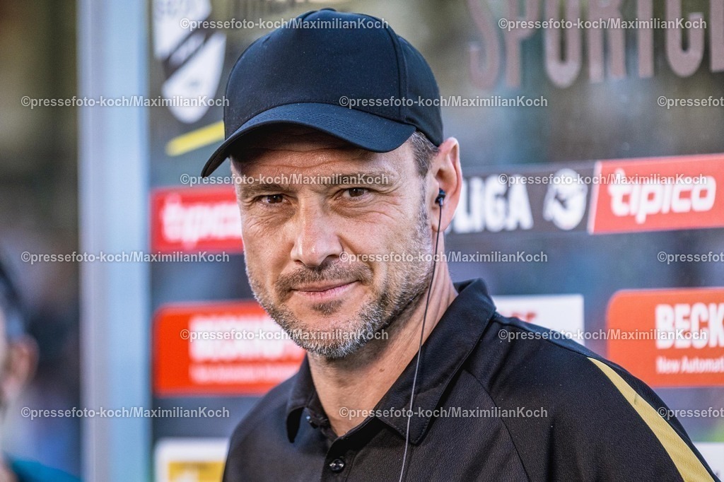 xkwix09082502058 | 09.08.2025, xkwix, Fußball, Dritte Liga, SC Verl - SV Wehen Wiesbaden, Sportclub Arena: Nils Döring (SV Wehen Wiesbaden Cheftrainer) 