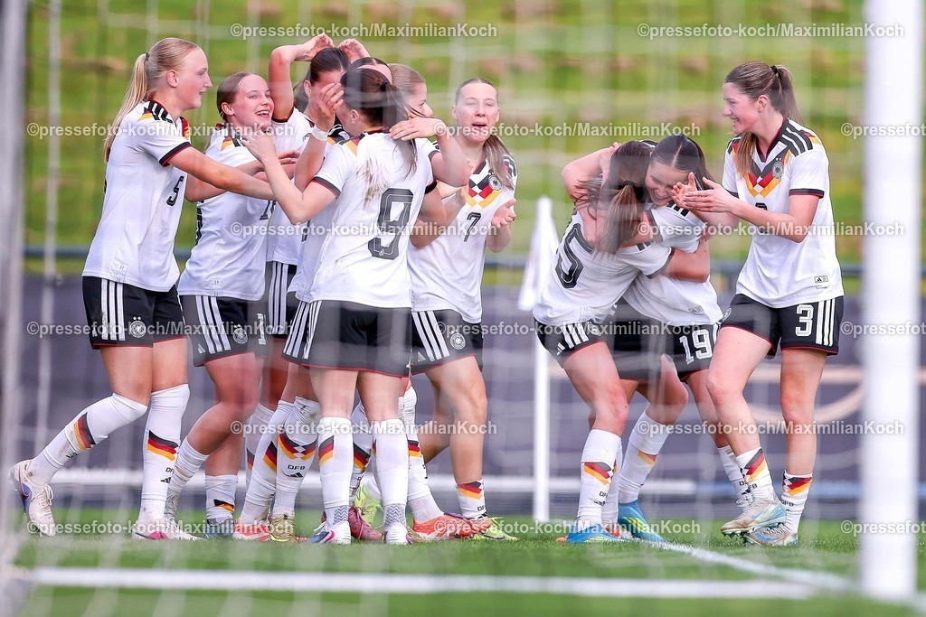 DFB16042601051 | 16.04.2026, Essen, Fußball, UEFA Womens UNDER 19 Championship qualification, Germany - France, Stadion Uhlenkrug, Saison 2025 / 2026: Torjubel nach dem Tor zum 2:1 durch Torschütze Helen Börner (Deutschland U19 #17)    DFB regulations prohibit any use of photographs as image sequences and or quasi-video.