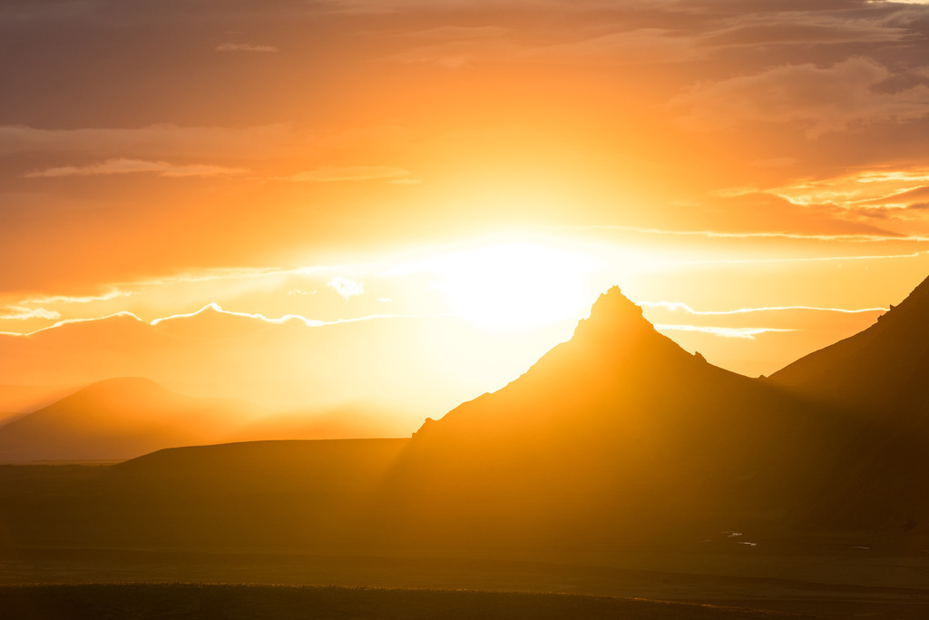 Mystischer Sonnenaufgang | Auf der Fahrt zum Pakgil-Canyon durften wir diese einmalige Lichtstimmung erleben. - Realisiert mit Pictrs.com