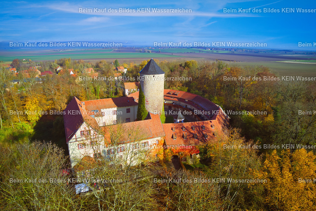 Wasserschloss_Westerburg_Schloß_0009 | Luftbild des Wasserschlosses Westerburg im Landkreis Harz in Sachsen-Anhalt. Die historische Schlossanlage ist von Wassergräben und einer weitläufigen Landschaft umgeben und gehört zu den markanten Bauwerken der Region. - Realisiert mit Pictrs.com