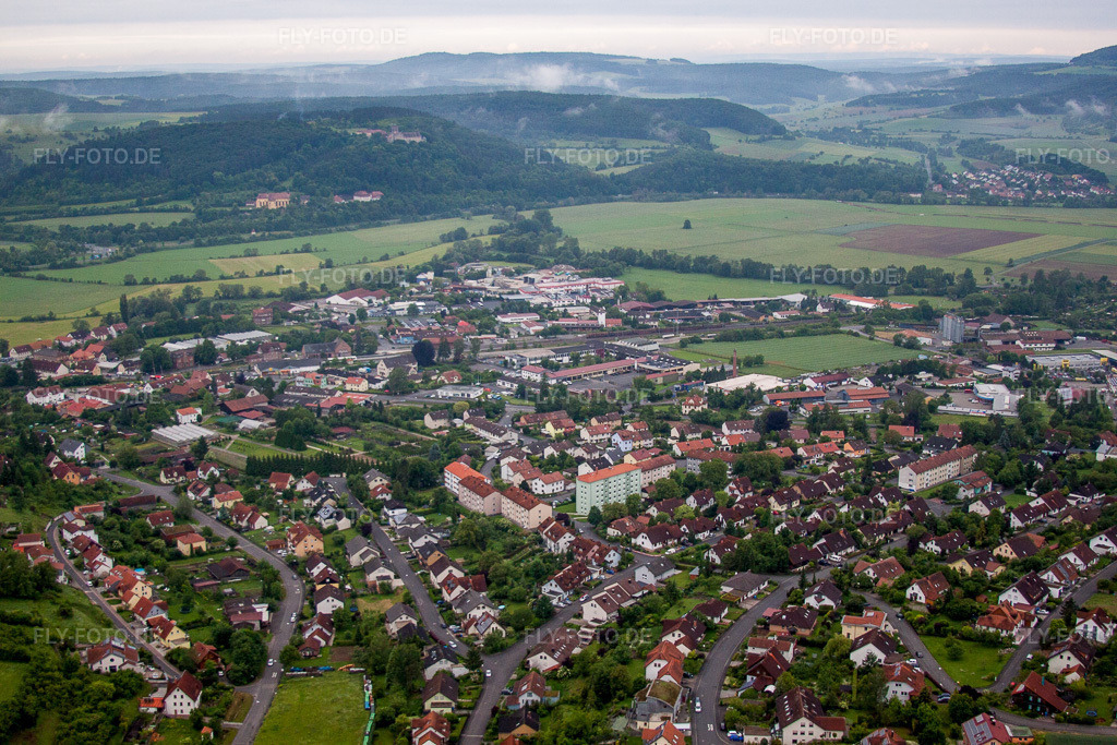 Luftbild: Ortsansicht der Straßen und Häuser der Wohngebiete in Hammelburg im Bundesland Bayern in Deutschland. Foto: IMG_65973.jpg vom 30.05.2014 durch Werner Riehm/FLY-FOTO.de