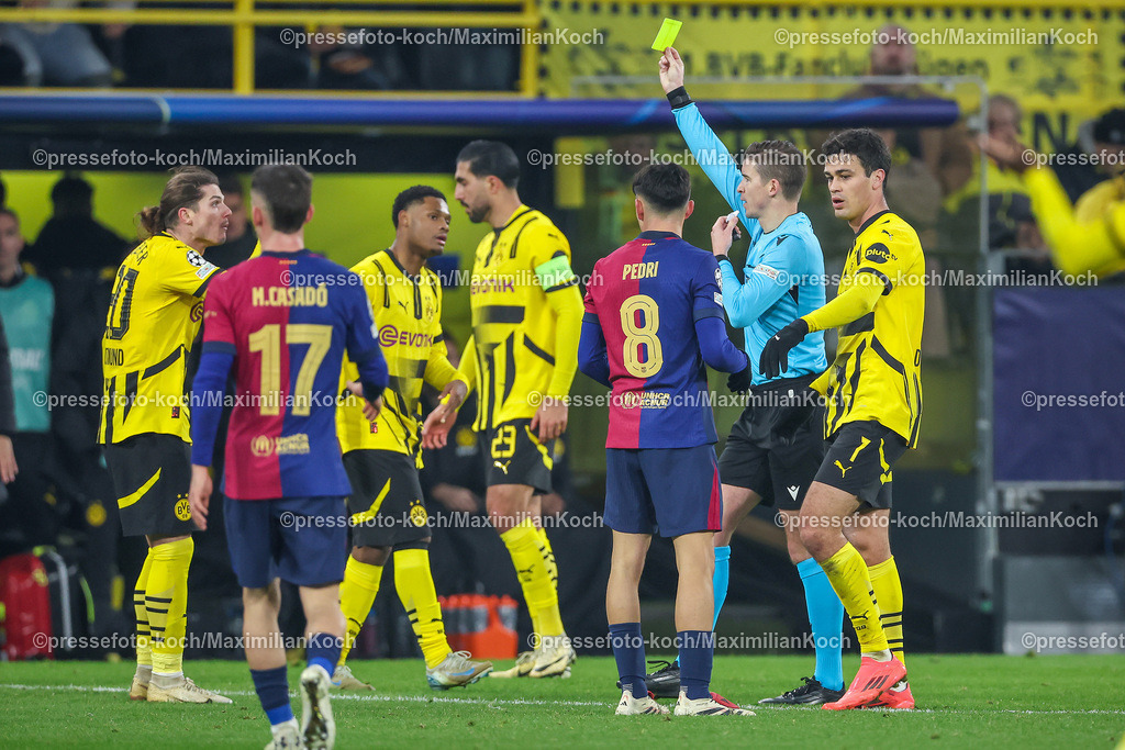 UCL11122401026 | 11.12.2024, UEFA Champions League, Borussia Dortmund - FC Barcelona, 8. Spieltag, Signal Iduna Park, Saison 2024 2025: Schiedsrichter Francois Letexier zeigt Marcel Sabitzer (BVB #20) die Gelbe Karte