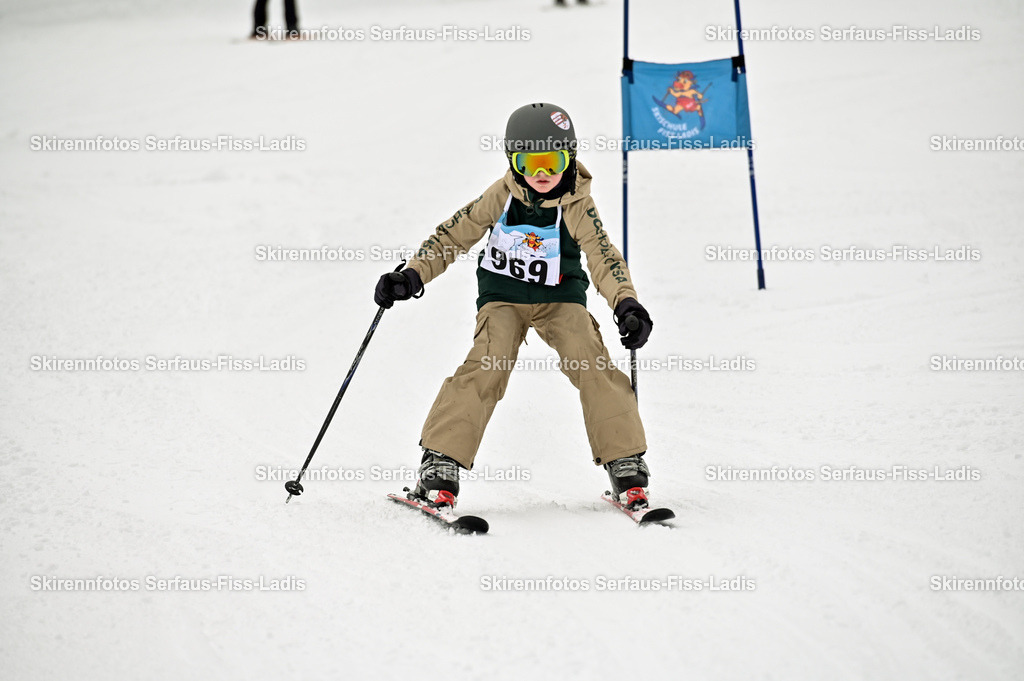 SRF_20.02.2026_1207 | Skirennfotos,Serfaus,Fiss,Ladis,Kinderskirennen,Winter,Tirol,Oberland,skirace,SFL,feelfree,weil wir's genießen,ski,Ski,skifahren,Sonnenplateau, - Realisiert mit Pictrs.com