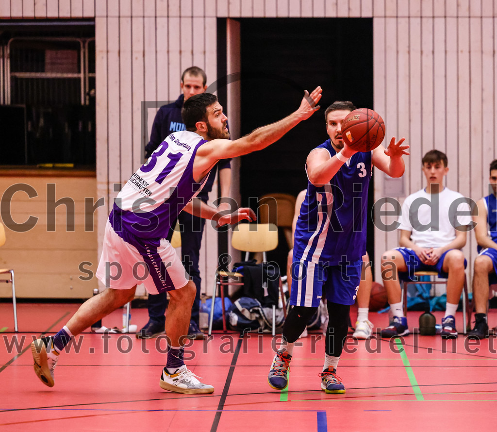 2022-05-29_095_SpVgg_Altenerding_gegen_Muenchen_Basket_2 | Erding, Deutschland, 29.05.2022:
Basketball, Bezirksliga 2021 / 2022, Herren Turnier der 2. der Aufstiegsrunden, SpVgg Altenerding gegen München Basket 2, Endergebnis: 

Sasa Sukovic (SpVgg Altenerding, #31), Paul Keil (München Basket, #3)

Foto: Christian Riedel / fotografie-riedel.net