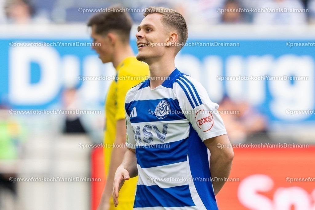 xYDR22032501026 | 22.03.2025, xydrx, Fußball, MSV Duisburg - SC Union Nettetal, Niederrheinpokal Halbfinale, Schauinsland-Reisen Arena: Jakob Bookjans (MSV Duisburg #7) freut sich über das Tor zum 4:0 von Thilo Toepken (MSV Duisburg #22)